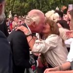 Rey Carlos III frente a Palacio de Buckingham