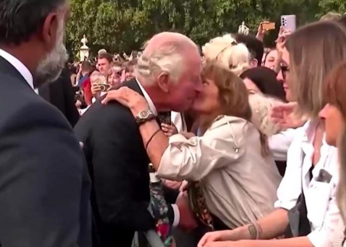 Rey Carlos III frente a Palacio de Buckingham
