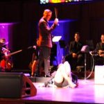 Alejandra Guzmán sufre caída en concierto