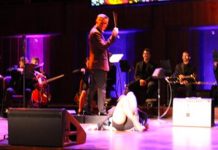 Video: En pleno show Alejandra Guzmán «se cayó y fue llevada al hospital» Alejandra Guzmán sufre caída en concierto