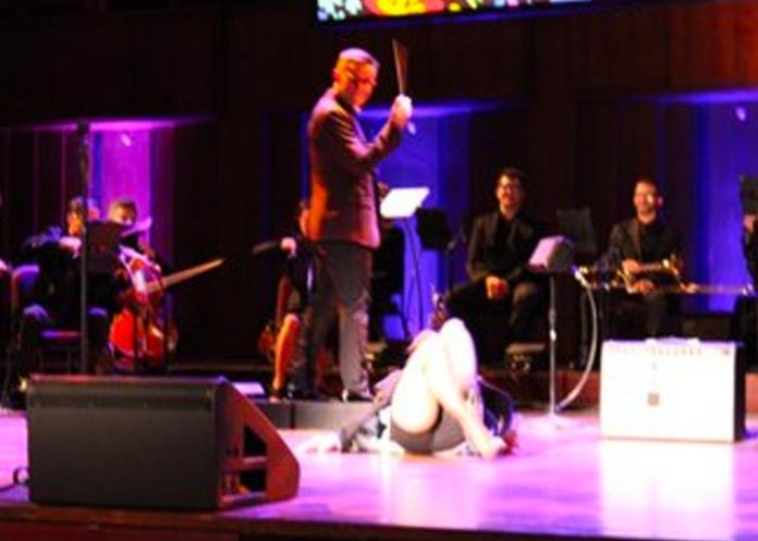 beso1 Alejandra Guzmán sufre caída en concierto