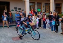 Hermoso gesto: A profe le roban su bicicleta y sus alumnos le regalan una “Una bicicleta para que lleves tu sonrisa a todos lados”