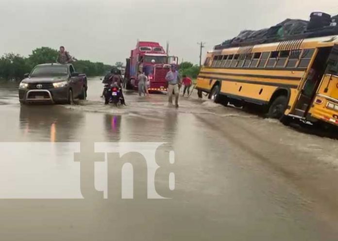 bus-sebaco-3 Captan momento cuando bus casi se da vuelta en carretera de Sébaco, Matagalpa