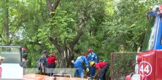 Bomberos rescatan a hombre que cayó en un cauce de Managua
