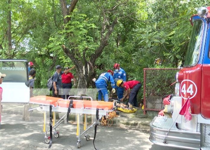 Bomberos rescatan a hombre que cayó en un cauce de Managua