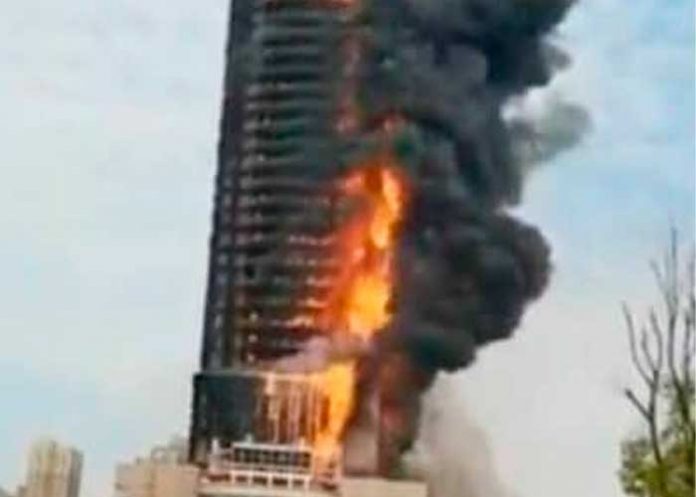Voraz incendio devora un rascacielos en China sin dejar víctimas