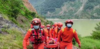 Al menos 65 personas muertas tras fuerte terremoto en Sichuan, China