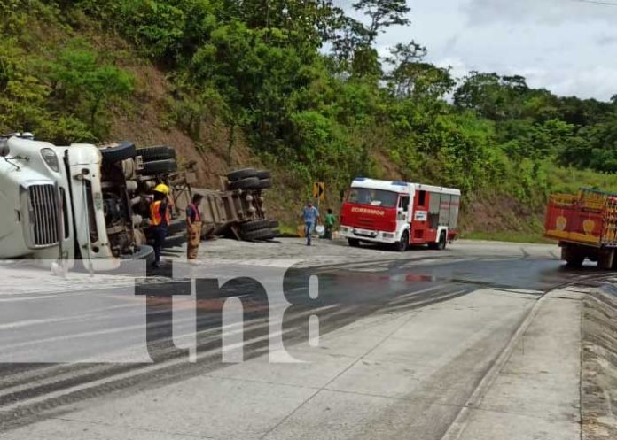 Camión cisterna se da vuelta en carretera Matiguás-Río Blanco