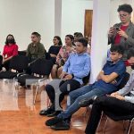 Premian las mejores investigaciones científicas en Nicaragua Premiación del concurso de investigación por parte del MINJUVE