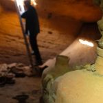 «Insólito» Arqueólogos descubren cueva funeraria de la época de Ramsés II Los arqueólogos utilizaron una escalera para descender