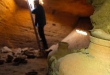 Los arqueólogos utilizaron una escalera para descender