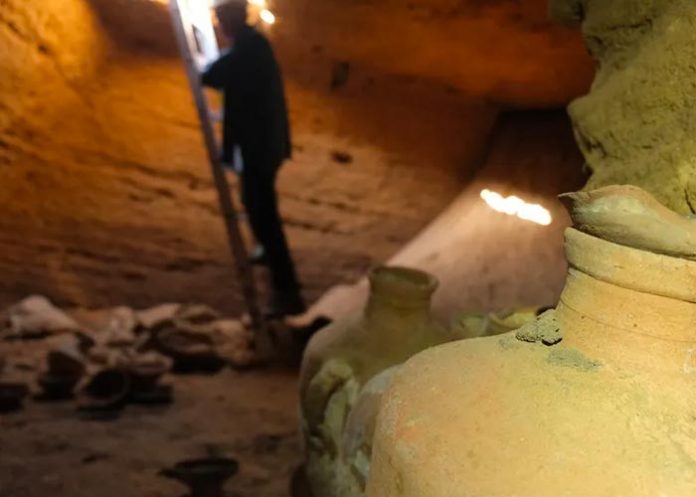 cueva Los arqueólogos utilizaron una escalera para descender