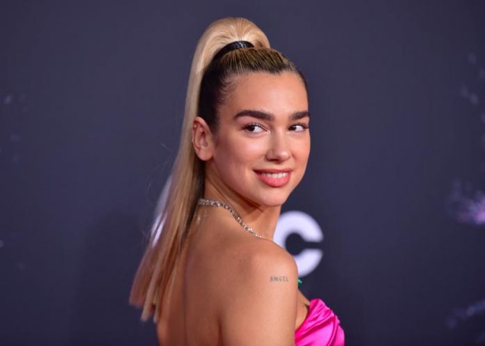 dualipa Desnudita y bañada de espuma Dua Lipa rompió censura
