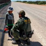 Desalmados "coyotes" abandonan a niño en el desierto entre EE.UU. y México