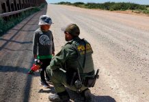 Desalmados "coyotes" abandonan a niño en el desierto entre EE.UU. y México