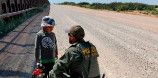Desalmados "coyotes" abandonan a niño en el desierto entre EE.UU. y México