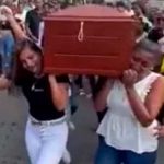 Bailando reggaetón con su ataúd, amigas dan el último adiós a joven en Ecuador Bailando reggaetón con su ataúd amigas dan el último adiós a joven en Ecuador