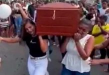 Bailando reggaetón con su ataúd, amigas dan el último adiós a joven en Ecuador Bailando reggaetón con su ataúd amigas dan el último adiós a joven en Ecuador