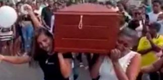 Bailando reggaetón con su ataúd amigas dan el último adiós a joven en Ecuador