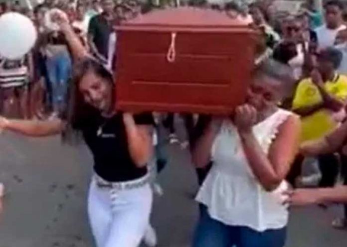 ecuador1 Bailando reggaetón con su ataúd amigas dan el último adiós a joven en Ecuador