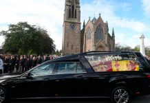El féretro de Isabel II llega a Edimburgo desde Balmoral
