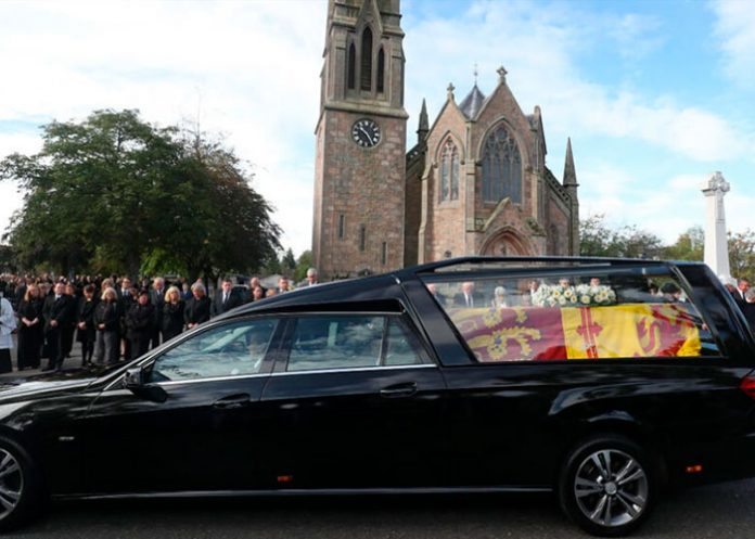 El féretro de Isabel II llega a Edimburgo desde Balmoral