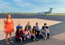 «Migra» detiene a 13 migrantes a punto de subirse a jet privado de ‘coyote’ "Migra" detiene a 13 migrantes a punto de subirse jet privado de 'coyote'