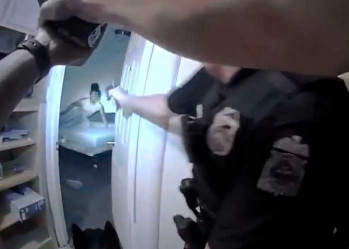 Policía de Estados Unidos mata a tiros a joven afroamericano desarmado