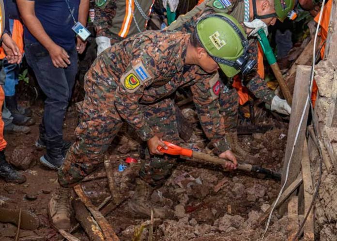 Siete personas murieron soterradas tras un alud de tierra en El Salvador
