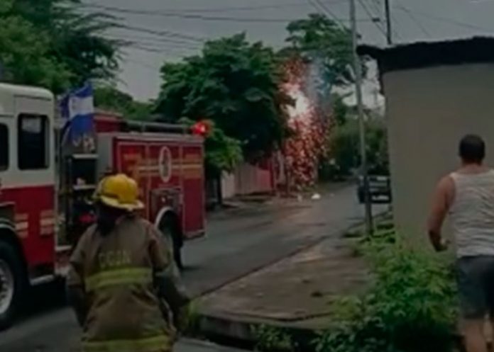 Cortocircuito en tendido eléctrico deja sin energía el barrio Venezuela