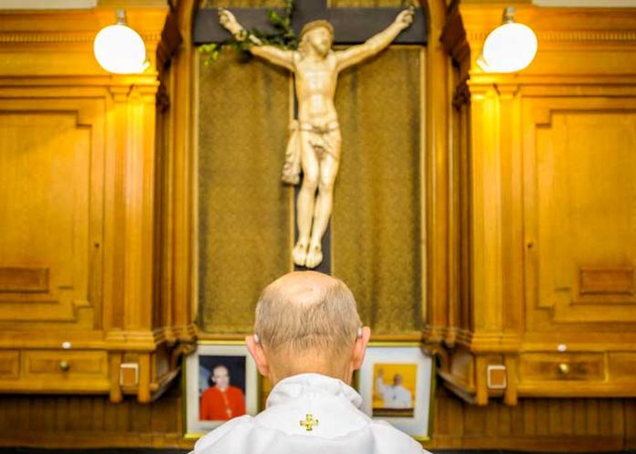 Nombran párroco en España a cura condenado por pornografía infantil