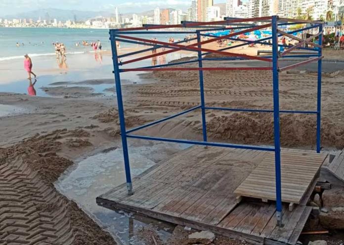 Insólita tromba de agua deja desbastada la playa de Levante en España