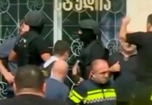 A punto de pistola hombre secuestra a 12 personas en un banco en Georgia