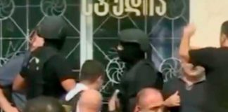 A punto de pistola hombre secuestra a 12 personas en un banco en Georgia