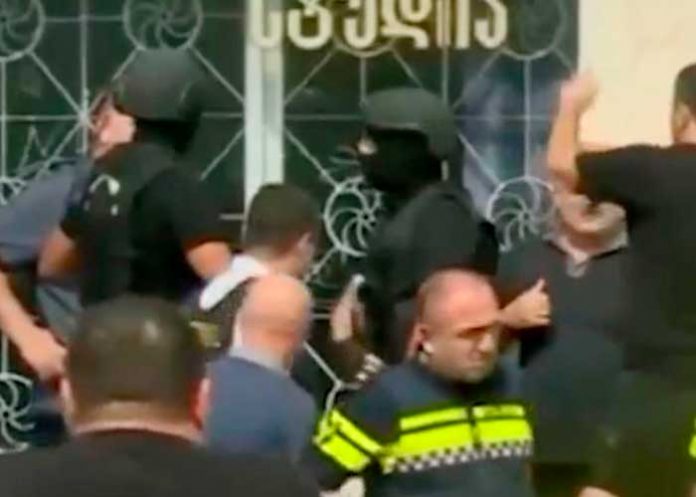 estados-unidos1 A punto de pistola hombre secuestra a 12 personas en un banco en Georgia