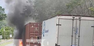Un furgón tomó fuego en media carretera de Estelí