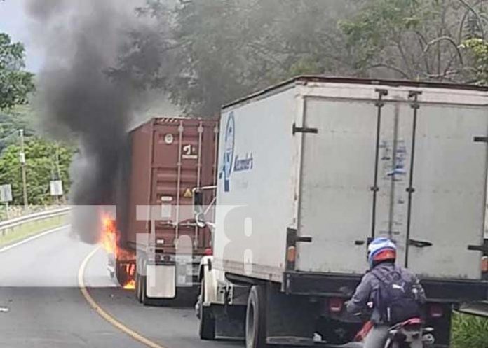 Un furgón tomó fuego en media carretera de Estelí