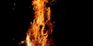 "Chamuscada" muere una viejita por su familia durante un ritual en Filipinas