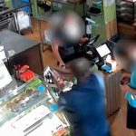 A plena luz del día intentan decapitar a un hombre en una tienda en Florida A plena luz del día intentan decapitar a un hombre en una tienda en Florida