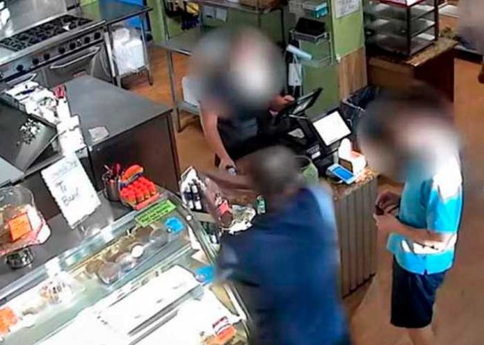 A plena luz del día intentan decapitar a un hombre en una tienda en Florida