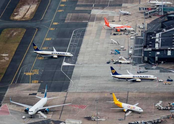 Anulan miles de vuelos en Francia por una huelga de controladores aéreos