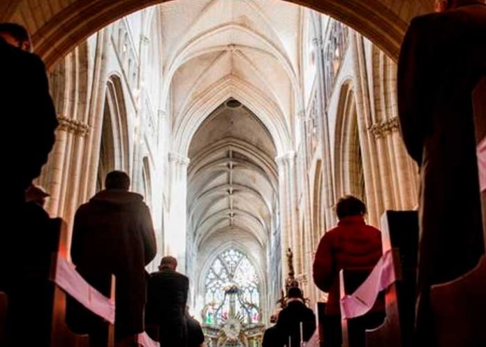 Iglesia católica de Francia indemnizará a 45 víctimas de pederastia