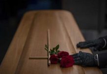 ¡Murió y revivió! Joven se celebra su cumpleaños con temática de funeral ¡Murió y revivió! Joven se celebra su cumpleaños con temática de funeral