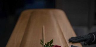 ¡Murió y revivió! Joven se celebra su cumpleaños con temática de funeral