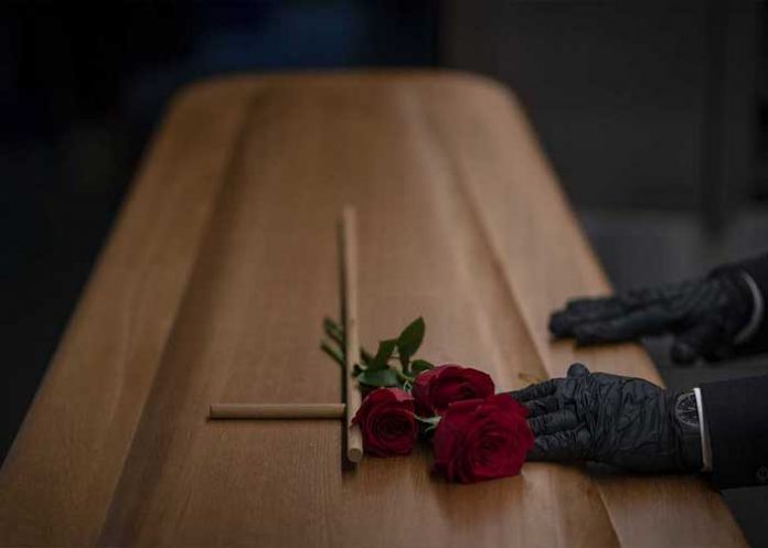 ¡Murió y revivió! Joven se celebra su cumpleaños con temática de funeral