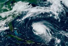Earl se fortalece en huracán de gran tamaño de categoría 3 en el Atlántico