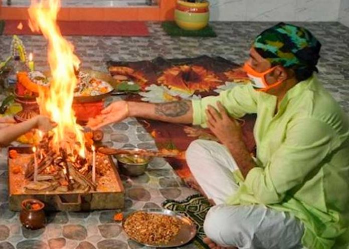 india1 Se mutiló como sacrificio en la India y quedó esperando el