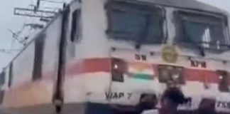 (Brutal video) Vivo de milagro tras ser atropellado por tren en la India