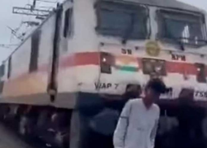 (Brutal video) Vivo de milagro tras ser atropellado por tren en la India