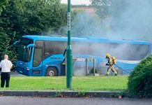 Casi mueren "chicharroneados" niños tras incendio en bus escolar en Inglaterra